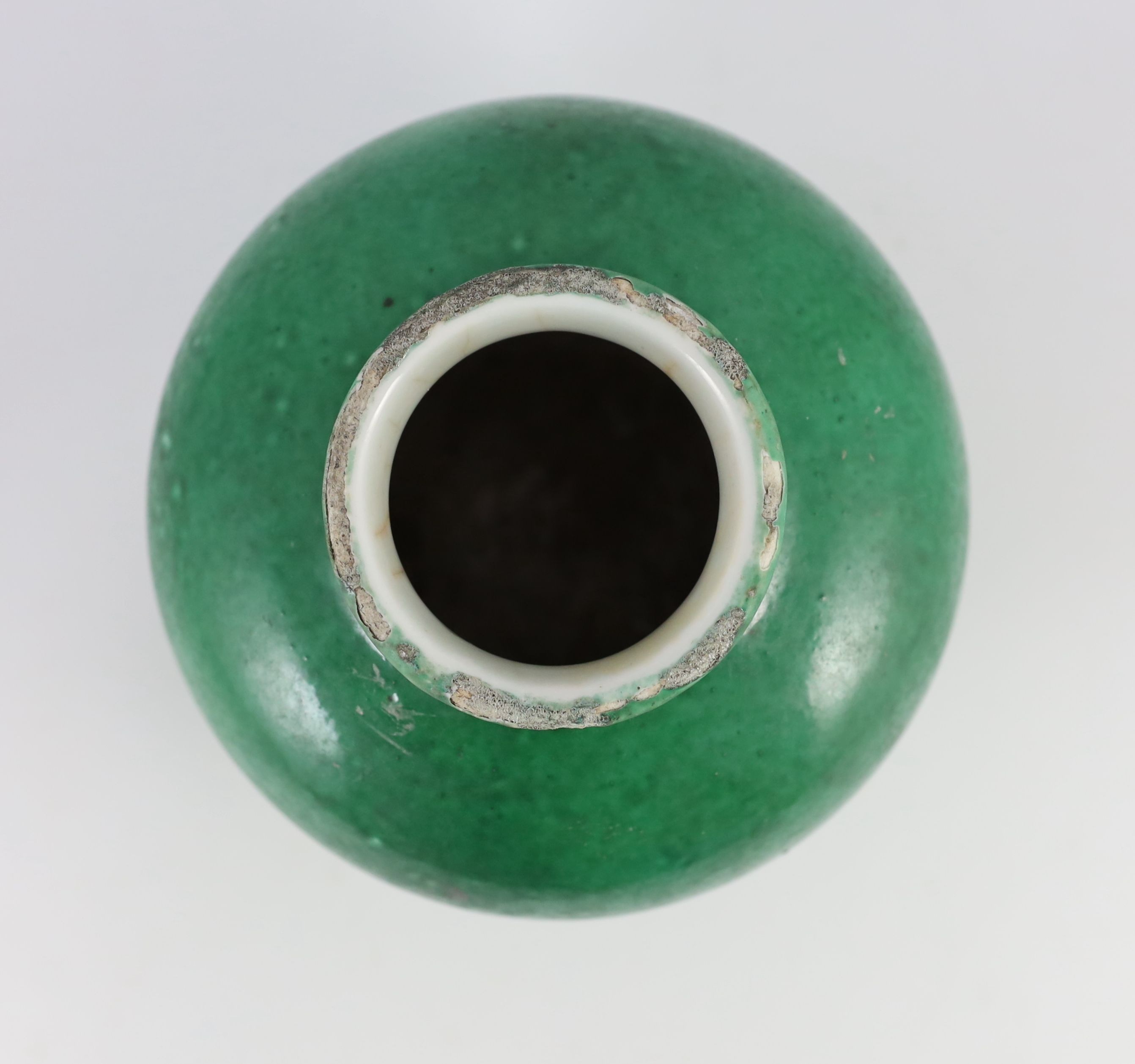 A Chinese green glazed ovoid jar, 18th/19th century 21.5cm high